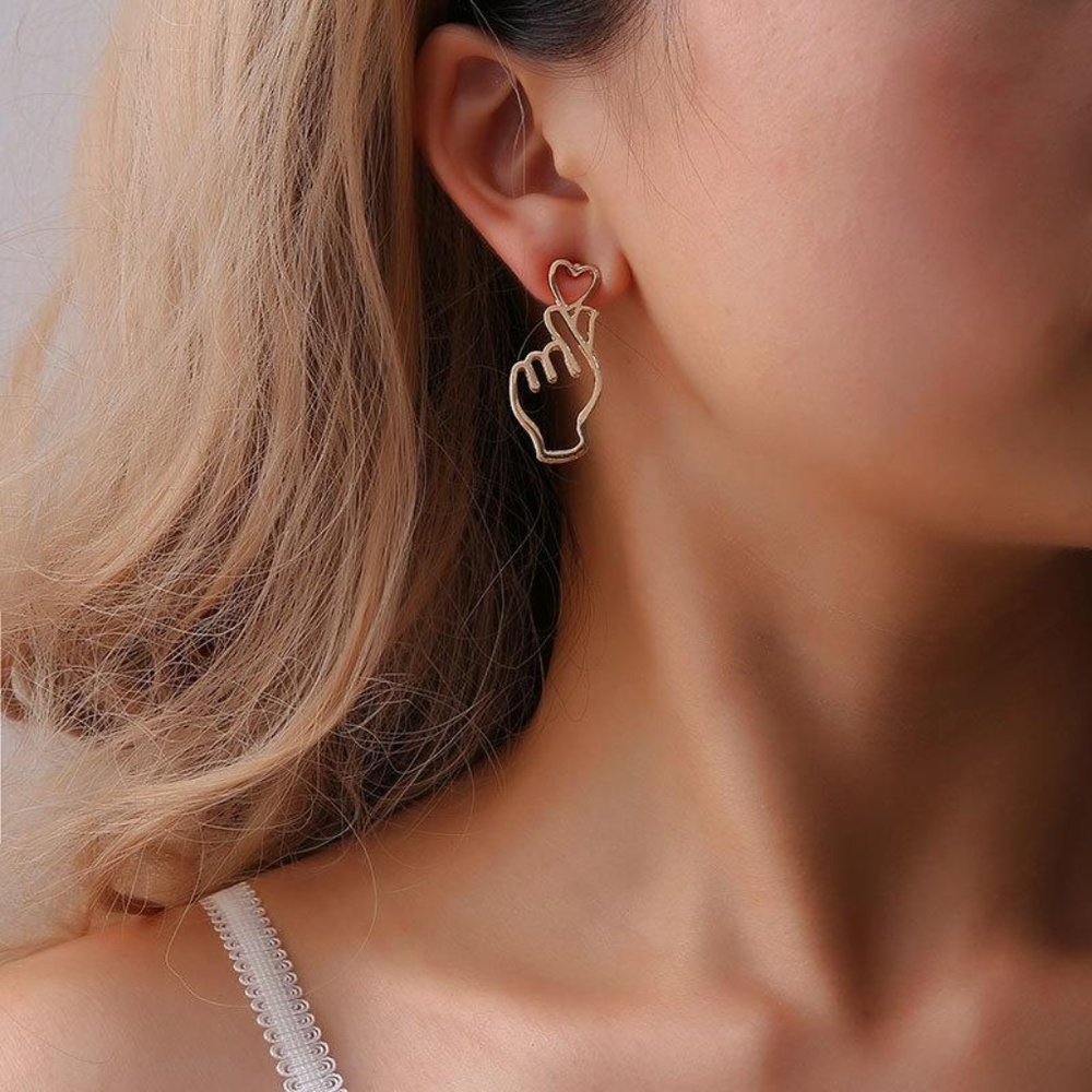 Hollowed Out Fashion Heart Stud Earrings